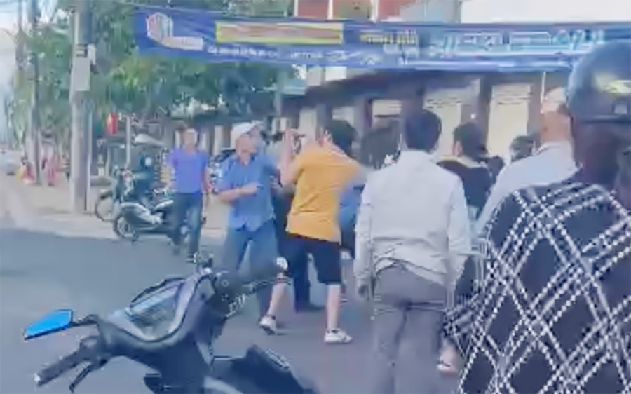 Gia Lai: Công an triệu tập 7 người vụ nhân viên nhà xe đánh người- Ảnh 1.