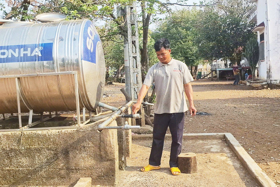 Anh Yack-Bí thư Chi bộ kiêm Trưởng thôn Klăh cho biết, làng có 3 bể chứa nước nhưng đều đang cạn khô. Ảnh: T.D 1aaa.jpg