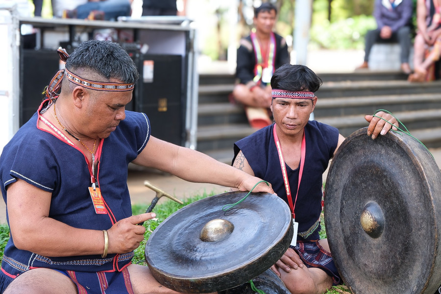 Cồng chiêng của người Bahnar là dàn âm thanh rất kỳ vĩ , đòi hỏi nghệ nhân chỉnh chiêng phải am hiểu sâu sắc về âm nhạc và có năng khiếu. Ảnh: Hoàng Ngọc dscf3204-2.jpg