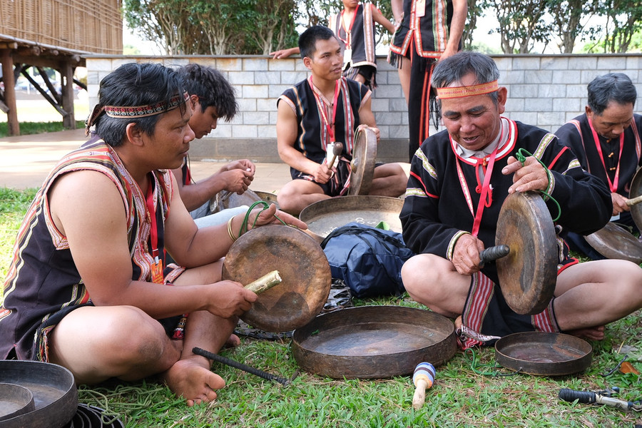 Nghệ nhân Rah Lan Thắng (bìa trái, TP. Pleiku) và nghệ nhân ưu tú Alip (huyện Đăk Đoa) trao đổi về kỹ thuật chỉnh chiêng. Ảnh: Hoàng Ngọc dscf3177-2.jpg