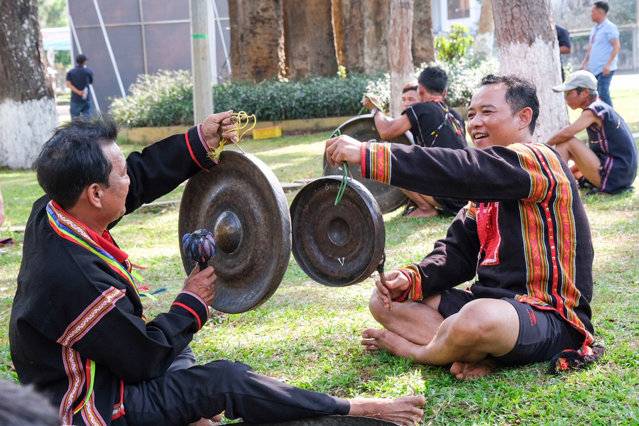 Nghệ nhân Ksor Mang (bìa phải, thị xã Ayun Pa) vui mừng khi cùng nghệ nhân Ksor Kôk (huyện Krông Pa) sửa được tiếng cho chiêng. Ảnh: Hoàng Ngọc dscf3226-2.jpg
