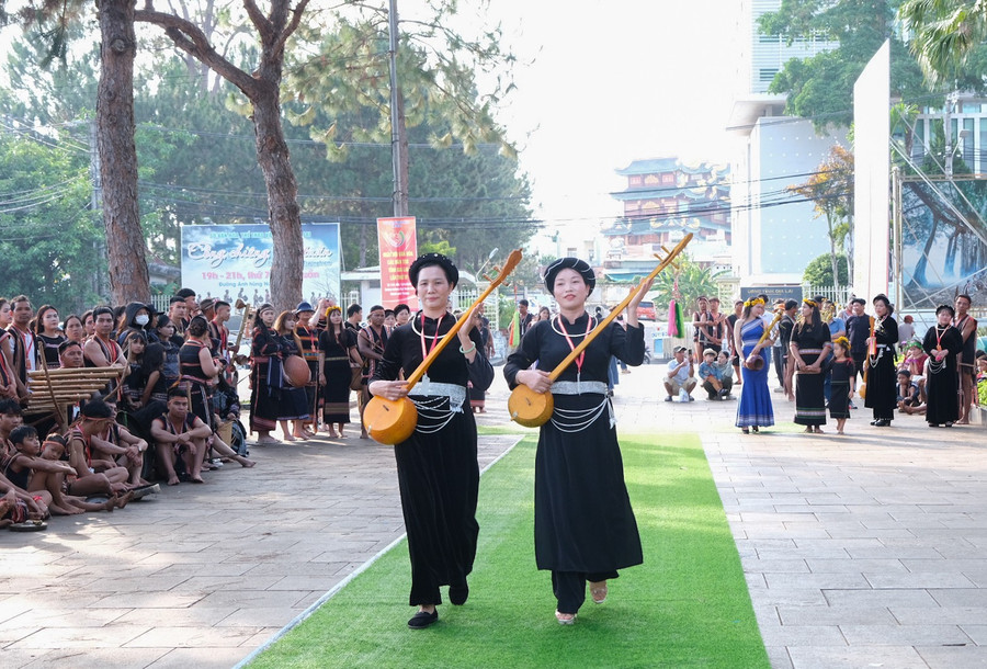 Sắc màu chàm trong trang phục của người Tày. Ảnh: Hoàng Ngọc dscf3475.jpg