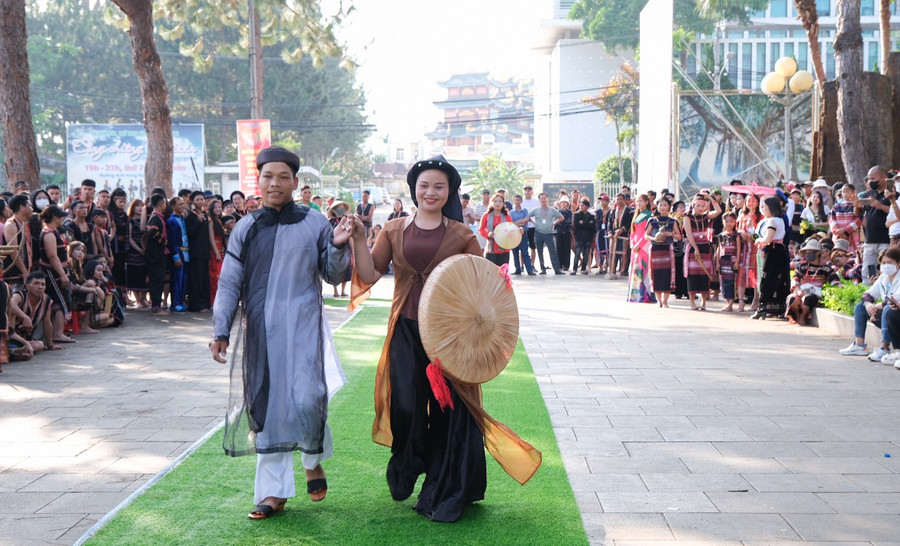 Áo dài, khăn đóng của nam, kết hợp cùng áo tứ thân, nón quai thao của nữ-trang phục truyền thống của người Việt. Ảnh: Hoàng Ngọc dscf3424.jpg