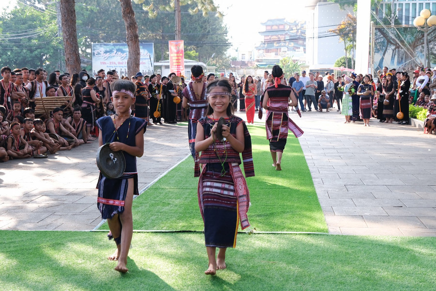 Thế hệ trẻ Bahnar kế thừa và tiếp nối tinh hoa văn hóa qua trang phục. Ảnh: Hoàng Ngọc dscf3407.jpg