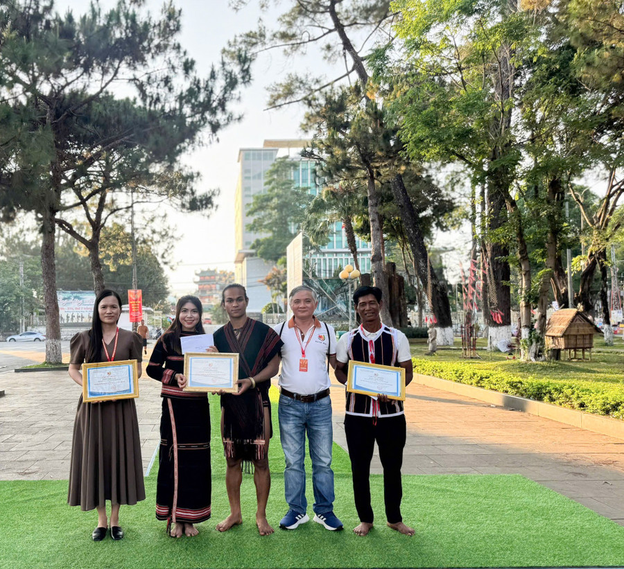Ba đoàn có phần trình diễn trang phục xuất sắc nhất là TP. Pleiku, huyện Đak Pơ và Ia Pa. Ảnh: Hoàng Ngọc img-8943-8586.jpg