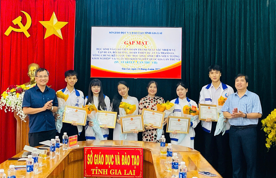 Sở GD-ĐT gặp mặt, tuyên dương giáo viên và học sinh có dự án tham gia vòng chung kết cuộc thi “Học sinh, sinh viên với ý tưởng khởi nghiệp” lần thứ VII. Ảnh: T.D 14ce2ae82ed99d87c4c8.jpg