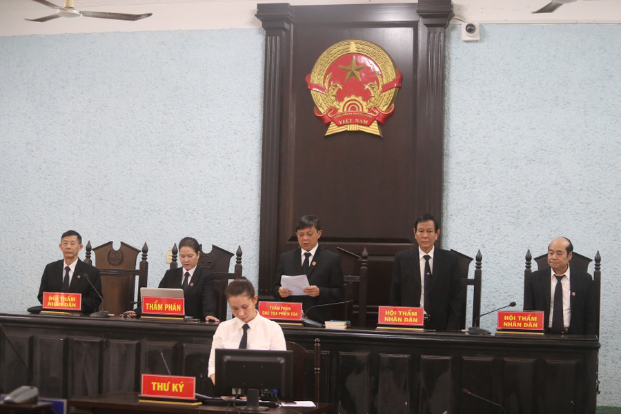 Hội đồng xét xử sơ thẩm đã tuyên phạt bị cáo Nam 5 năm 6 tháng tù. Ảnh: Văn Ngọc hoi-dong-xet-xu-so-tham-da-tuyen-phat-bi-cao-nam-5-nam-6-thang-tu-anh-van-ngoc.jpg