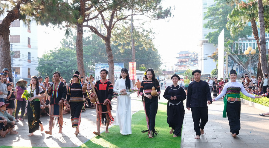 Đoàn nghệ nhân huyện Krông Pa trình diễn trang phục các dân tộc. Ảnh: Hoàng Ngọc dscf3614.jpg
