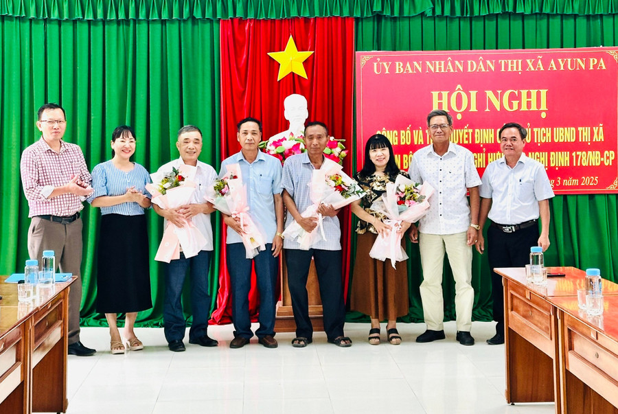 Lãnh đạo UBND thị xã Ayun Pa tặng hoa các cán bộ, công chức nghỉ hưu trước tuổi. Ảnh: Nguyễn Sang lanh-dao-thi-xa-ayun-pa-chuc-hinh-luu-niem-voi-cac-can-bo-cong-chuc-nghi-huu-truoc-tuoi.jpg