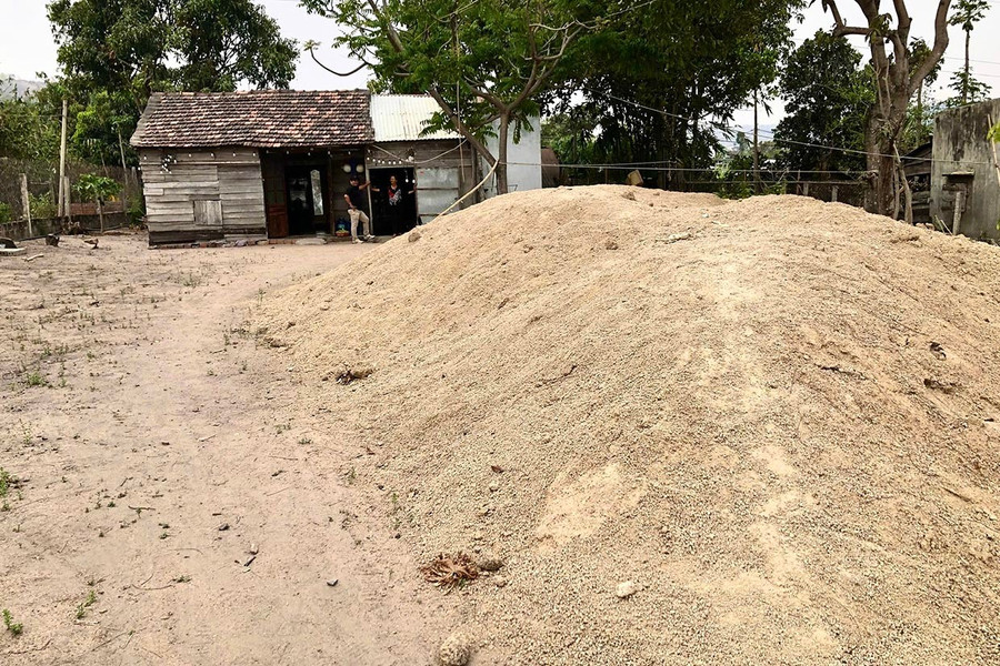 Gia đình bà Phạm Thị Mai-Thôn Thanh Hà (xã Ayun Hạ) thấy đất lậu giá rẻ nên mua về dự trữ để san gạt nền vườn của gia đình. Ảnh: M.P 4gia-dinh-ba-pham-thi-mai-thon-thanh-ha-xa-ayun-ha-thay-dat-lau-gia-re-nen-mua-ve-du-tru-de-san-gat-nen-vuon-cua-gia-dinh.jpg