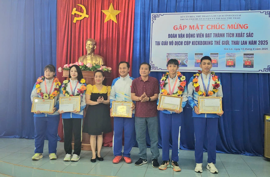 Lãnh đạo Sở Văn hóa-Thể thao và Du lịch biểu dương thành tích của các VĐV, huấn luyện viên Gia Lai. Ảnh R.H lanh-dao-so-van-hoa-the-thao-va-du-lich-bieu-duong-thanh-tich-cua-cac-vdv-huan-luyen-vien-gia-laianh-rh.jpg