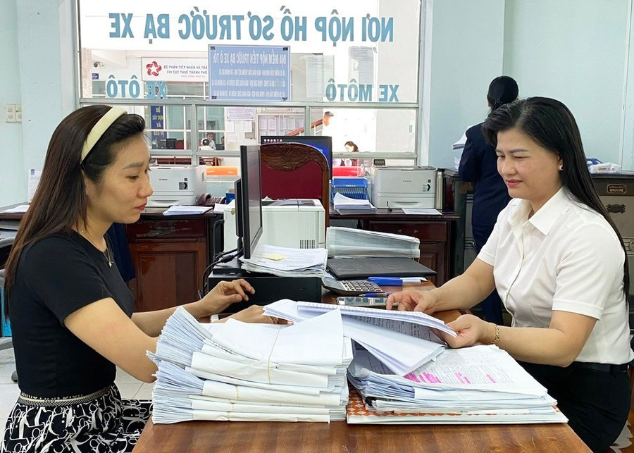Công chức Đội thuế liên huyện Pleiku-Ia Grai-Chư Păh hướng dẫn người nộp thuế về thủ tục hành chính. Ảnh: S.C cong-chuc-doi-thue-lien-huyen-tp-pleiku-ia-grai-chu-pah-dang-huong-dan-ho-tro-nguoi-nop-thue-ve-thu-tuc-hanh-chinh.jpg