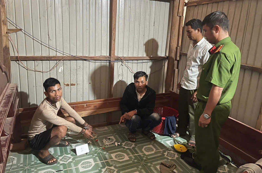 Từ trái qua: đối tượng Tương và đối tượng Vương đã bị khởi tố. Ảnh: Văn Quyền tu-trai-qua-2-doi-tuong-tuong-vuong-da-bi-khoi-to-anh-van-quyen.jpg