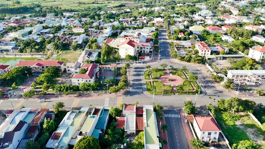 Nhờ quan tâm đầu tư cơ sở hạ tầng, bộ mặt đô thị vùng khó Kông Chro ngày một khang trang, khởi sắc. Ảnh: M.P 5tnho-quan-tam-dau-tu-co-so-ha-tang-bo-mat-do-thi-vung-kho-kong-chro-ngay-mot-khang-trang-khoi-sac.jpg