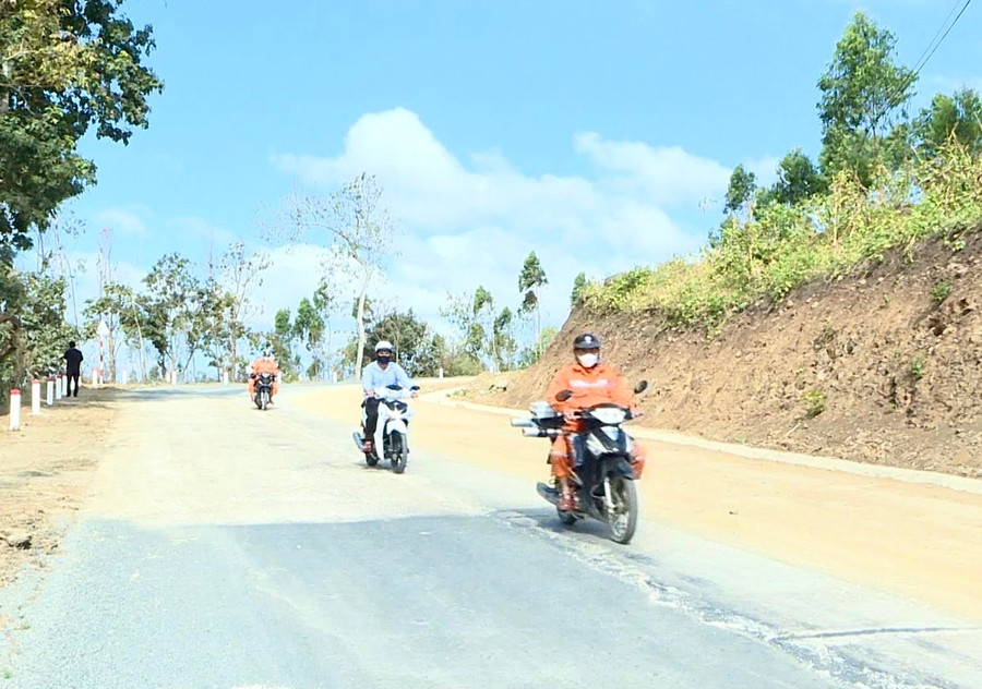 Việc huy động các nguồn lực khai mở các tuyến đường giao thông nông thôn có tính đột phá gắn với kết nối vùng, tạo hiệu ứng lan tỏa, thúc đẩy tăng trưởng kinh tế các xã vùng khó của huyện Kông Chro. Ảnh: M.P 4tviec-huy-dong-cac-nguon-luc-khai-mo-cac-tuyen-duong-giao-thong-nong-thon-co-tinh-dot-pha-gan-voi-ket-noi-vung-tao-hieu-ung-lan-toa-thuc-day-tang-truong-kinh-te-cac-xa-vung-kho-cua-huyen-kong.jpg