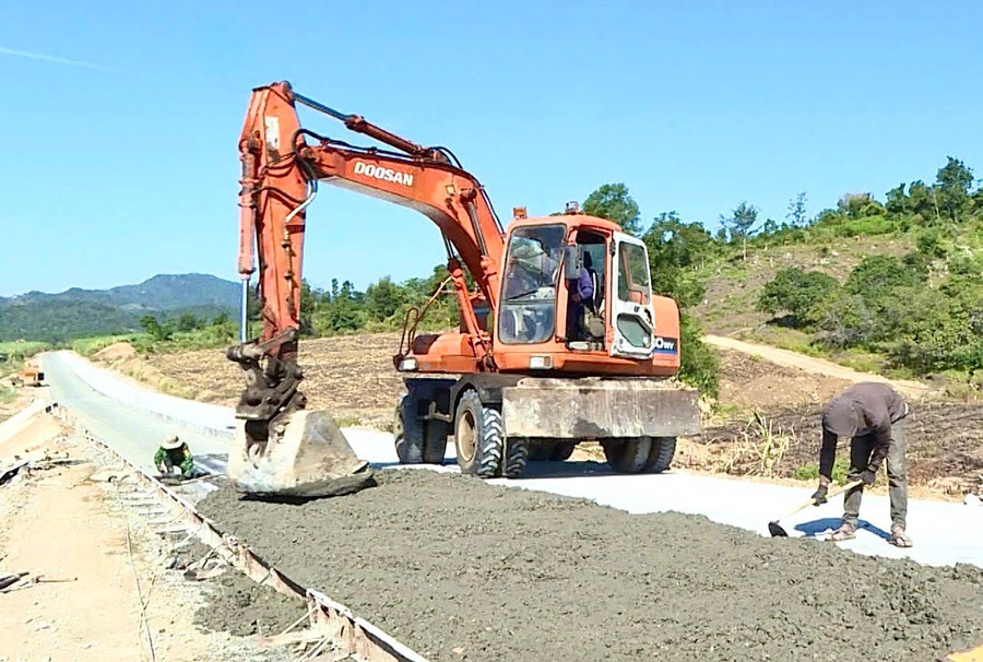 Dự án giao thông trọng điểm từ xã Yang Nam đi xã Chơ Long với tổng mức đầu tư 100 tỷ đồng, dự kiến về đích sớm hơn so với kế hoạch. Ảnh: M.P 1bg.jpg