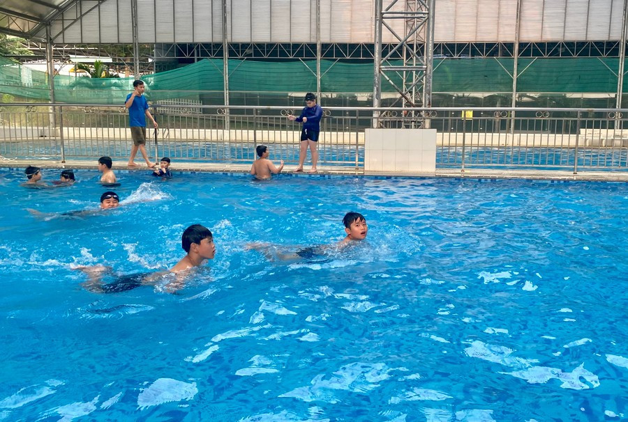 Nhiều học sinh trên địa bàn tỉnh Gia Lai đã tiếp cận với hoạt động bơi trong trường học, được trang bị kỹ năng ứng phó với thiên tai. Ảnh: M.T gia-lai-co-hon-44-ngan-hoc-sinh-duoc-tiep-can-voi-hoat-dong-boi-trong-truong-hoc-anh-moc-tra-6992.jpg
