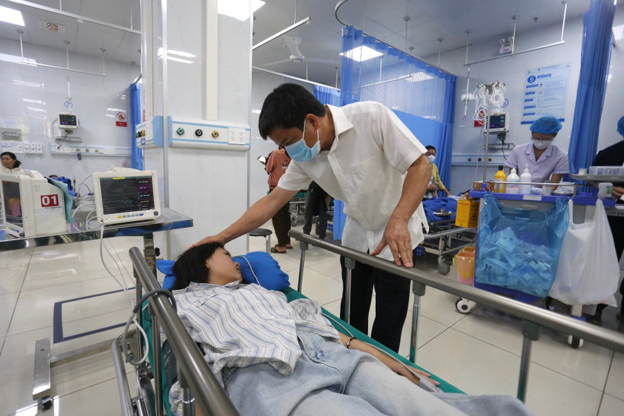 pho-chu-tich-ubnd-tinh-nguyen-huu-que-tham-hoi-suc-khoe-cac-nan-nhan-anh-van-ngoc.jpg