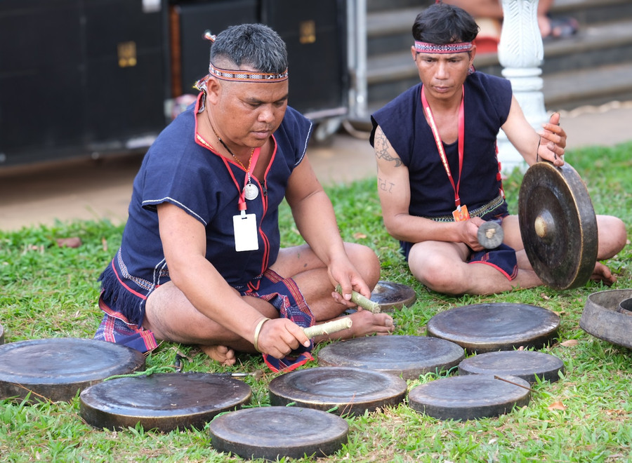 Nghệ nhân huyện Kbang chỉnh âm cho dàn chiêng sai tiếng. Ảnh: Hoàng Ngọc dscf3217-2.jpg