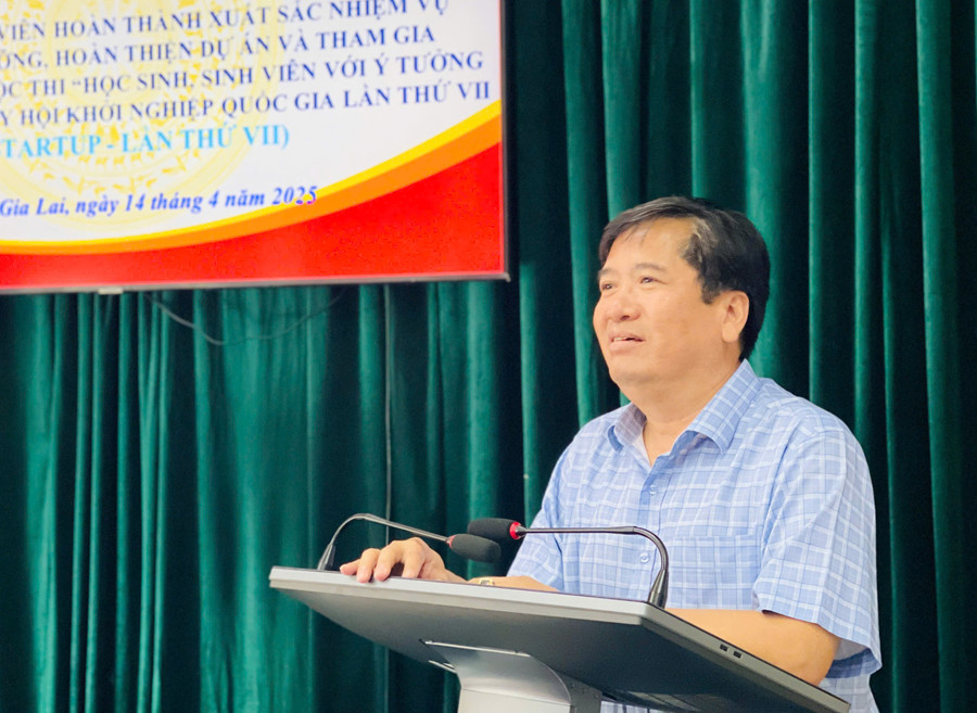 Phó Giám đốc Sở GD-ĐT Trần Bá Công phát biểu tại buổi gặp mặt. Ảnh: T.D be8ea38fa7be14e04daf.jpg