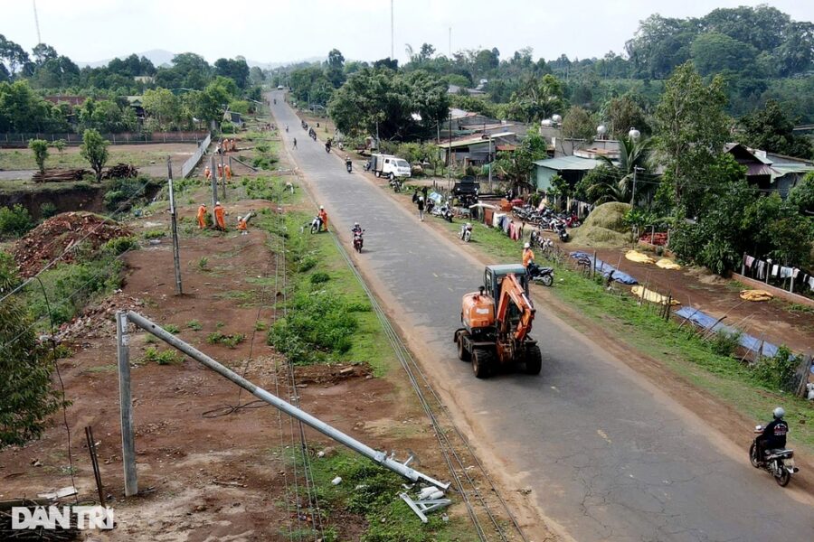 Nhận định nguyên nhân khiến hàng loạt trụ điện bị gãy đôi ở Gia Lai - 1 Nhận định nguyên nhân khiến hàng loạt trụ điện bị gãy đôi ở Gia Lai -0 1