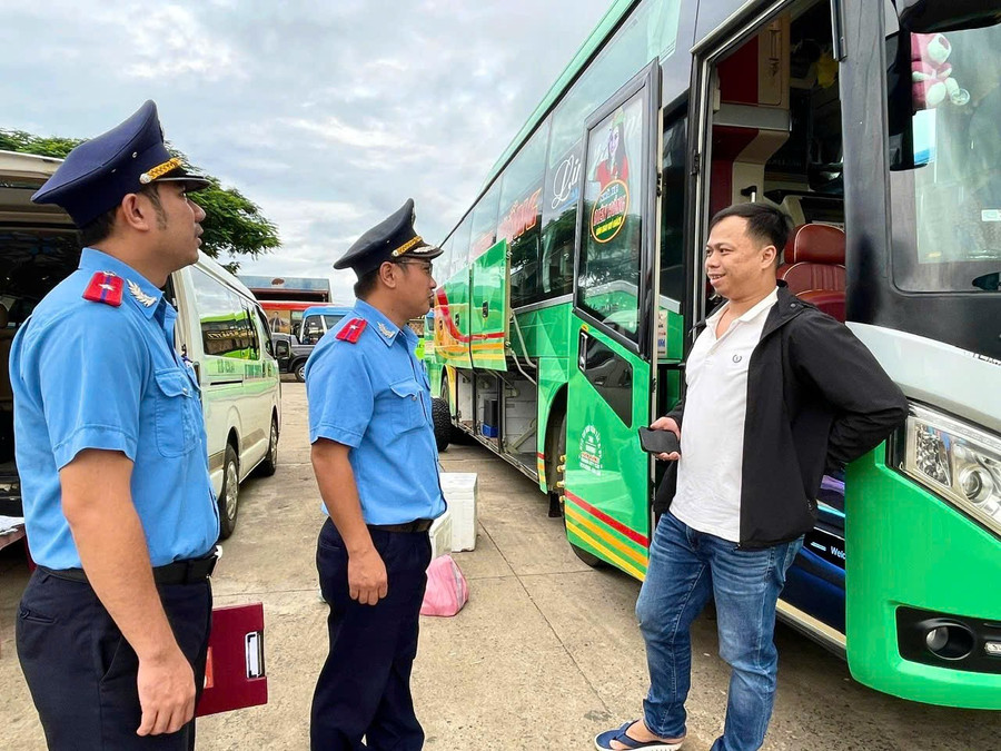 Lực lượng Thanh tra Sở Giao thông-Vận tải kiểm tra việc chấp hành quy định pháp luật của các đơn vị kinh doanh vận tải hành khách. Ảnh: Minh Triều 1.jpg