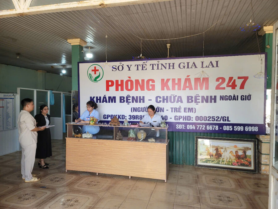 Phòng khám 247 tại xã Ia Le, huyện Chư Pưh, Gia Lai, khám chữa bệnh cho người dân nhưng nhiều lúc không có bác sĩ đứng khám - Ảnh: TTSYT- Ảnh 1.
