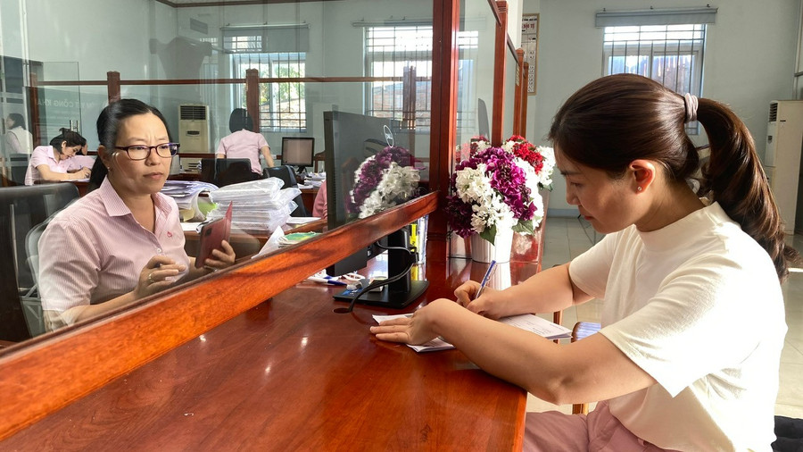 Cán bộ Chi nhánh Ngân hàng Chính sách xã hội tỉnh Gia Lai hướng dẫn hộ vay thực hiện thủ tục vay vốn. Ảnh: Sơn Ca z6556347794115-d2fefb858f4076fd7c9aee4fcd70639c.jpg