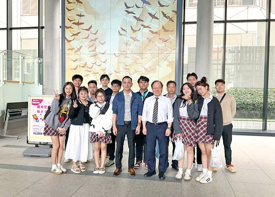Học sinh APC Gia Lai chụp ảnh lưu niệm cùng Giáo sư Kitawaki Hidetoshi-Phó Hiệu trưởng Đại học Toyo, chuyên gia hàng đầu về cơ sở hạ tầng xã hội (kỹ thuật dân dụng, kiến trúc, phòng-chống thiên tai)/hệ thống môi trường kỹ thuật dân dụng. Ảnh: Đ.T 2bg.jpg