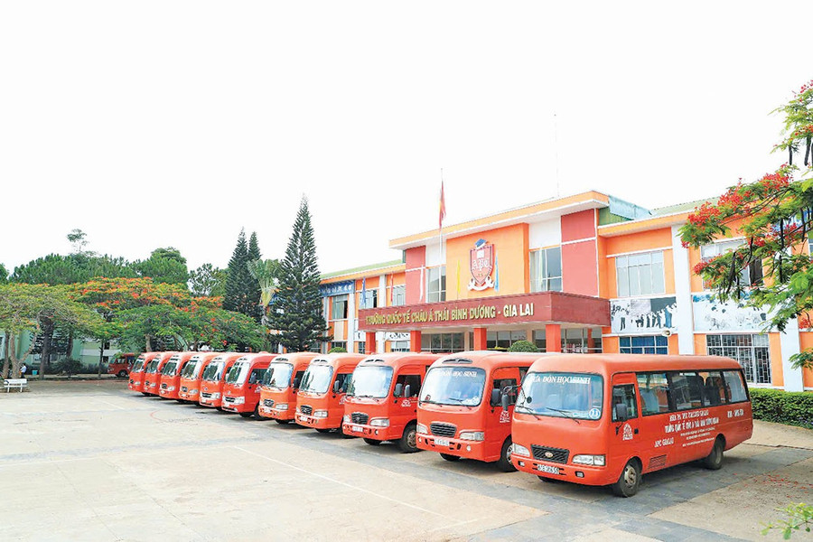 APC Gia Lai có đội xe bus đưa đón học sinh tận nơi, có giáo viên phụ trách theo xe đảm bảo an toàn tuyệt đối. Ảnh: Đ.T 3bg.jpg