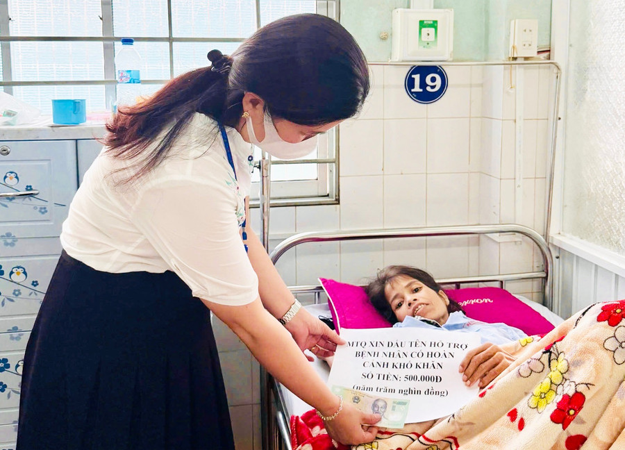 Ngoài hỗ trợ BHYT, Tổ công tác xã hội (Bệnh viện Đa khoa tỉnh) còn kết nối, vận động và tổ chức thăm hỏi, tặng quà bệnh nhân mắc bệnh hiểm nghèo có hoàn cảnh khó khăn. Ảnh: N.N ngoai-ho-tro-bhyt-to-cong-tac-xa-hoi-benh-vien-da-khoa-tinh-con-ket-noi-van-dong-va-to-chuc-tham-hoi-tang-qua-benh-nhan-mac-benh-hiem-ngheo-co-hoan-canh-kho-khan-anh-nhu-nguyen.jpg