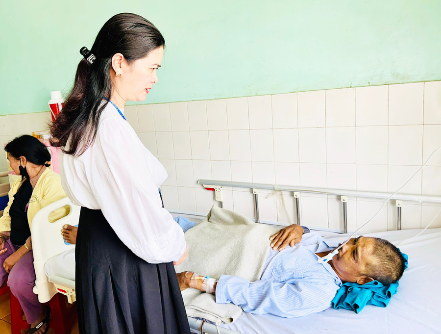 Chị Nguyễn Thị Nga-thành viên Tổ Công tác xã hội (Bệnh viện đa khoa tỉnh) động viên bệnh nhân Rơ Châm Ala an tâm điều trị. Ảnh: N.N chi-nguyen-thi-nga-thanh-vien-to-cong-tac-xa-hoi-benh-vien-da-khoa-tinh-dong-vien-benh-nhan-ro-cham-ala-an-tam-dieu-tri-anh-nhu-nguyen.jpg