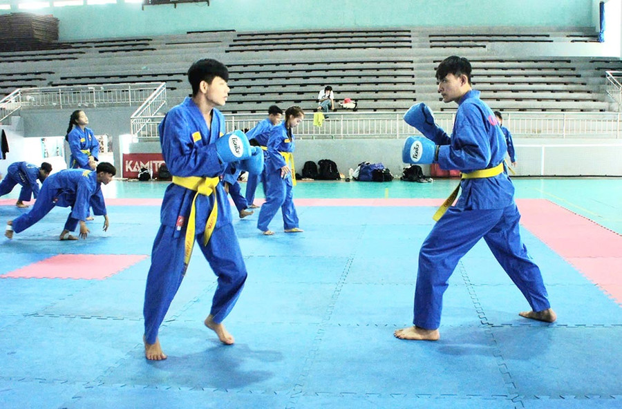 Các vận động viên đội tuyển Vovinam tích cực luyện tập chuẩn bị cho giải đấu. Ảnh: R.H 1bg.jpg