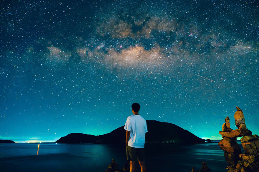 &quot;Hôm đó, trời rất trong. Đó là ngày thời tiết đẹp hiếm hoi ở Côn Đảo bởi sau đó, ở đây trời mưa liên tục. Trời trong không mây là điều kiện lý tưởng để mình chụp ảnh về dải ngân hà. Những năm trước, mình cũng đã chụp bộ ảnh tương tự, nhưng năm nay lại được nhiều người chú ý hơn. Bình thường, nhiều bức ảnh của mình về Côn Đảo cũng được mọi người chia sẻ&quot;, chàng trai ở Côn Đảo chia sẻ thêm. ẢNH: DIỄN PHI