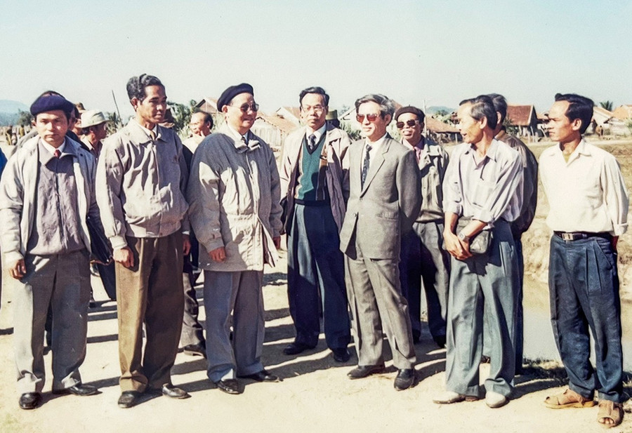 Ông Thái Khắc Bàn (người mặc áo vest) cùng lãnh đạo bộ, ngành Trung ương trên cánh đồng Ayun Hạ năm 1987 (ảnh tư liệu). 1bg-3569.jpg