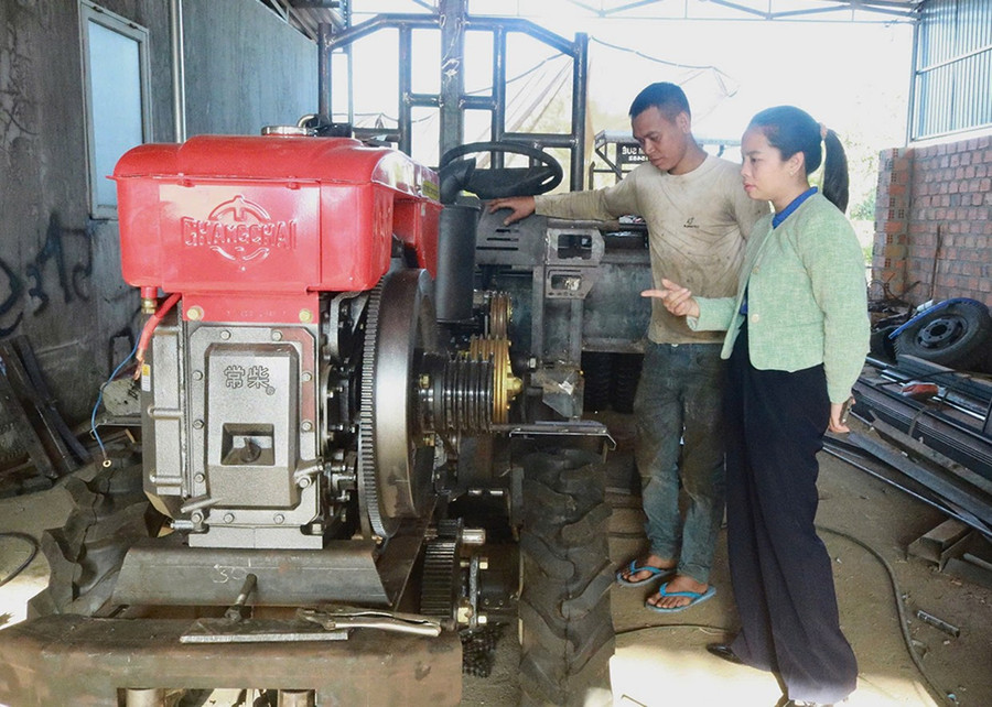 Anh RChâm Suê giới thiệu chiếc xe công nông cầu đẩy do mình thiết kế. Ảnh: Ánh Hà 1bg-8078.jpg
