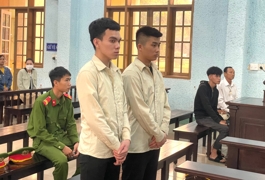 2 bị cáo Hiếu và Thịnh tại phiên tòa sơ thẩm. Ảnh: Văn Ngọc 2-bi-cao-hieu-va-thinh-tai-phien-toa-so-tham-anh-van-ngoc.jpg