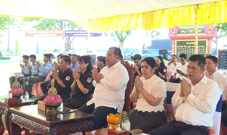 Lãnh đạo tỉnh Stung Treng và lãnh đạo Ban Chuyên trách tỉnh Gia Lai cầu siêu cho các liệt sĩ. . Ảnh: Đoàn Bình 2lanh-dao-tinh-stung-treng-va-lanh-dao-ban-chuyen-trach-tinh-gia-lai-cau-sieu-cho-cac-liet-sy.jpg