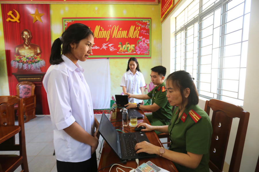 350 em học sinh của nhà trường đã được cấp định danh điện tử mức 2. Ảnh: Văn Ngọc 350-em-hoc-sinh-cua-nha-truong-da-duoc-cap-dinh-danh-dien-tu-muc-2-anh-van-ngoc.jpg