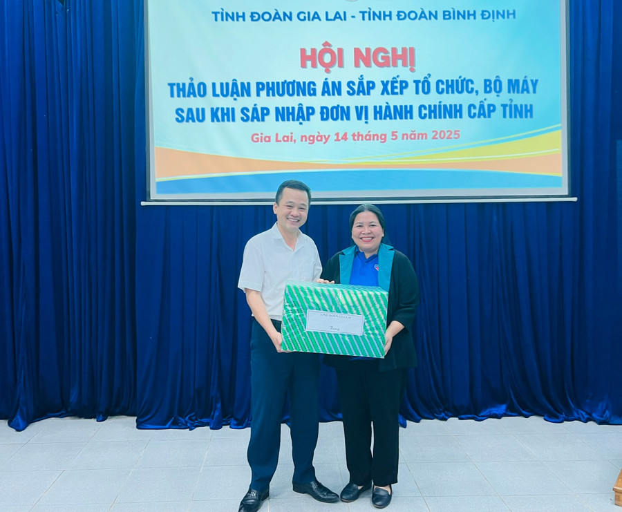 Bí thư Tỉnh Đoàn Gia Lai Hà Thị Giang Thảo (bìa phải) tặng quà lưu niệm đến Bí thư Tỉnh Đoàn Bình Định Nguyễn Thành Trung. Ảnh: P.L 3936ec8a9a51c14b310dd576826e0037-5181.jpg