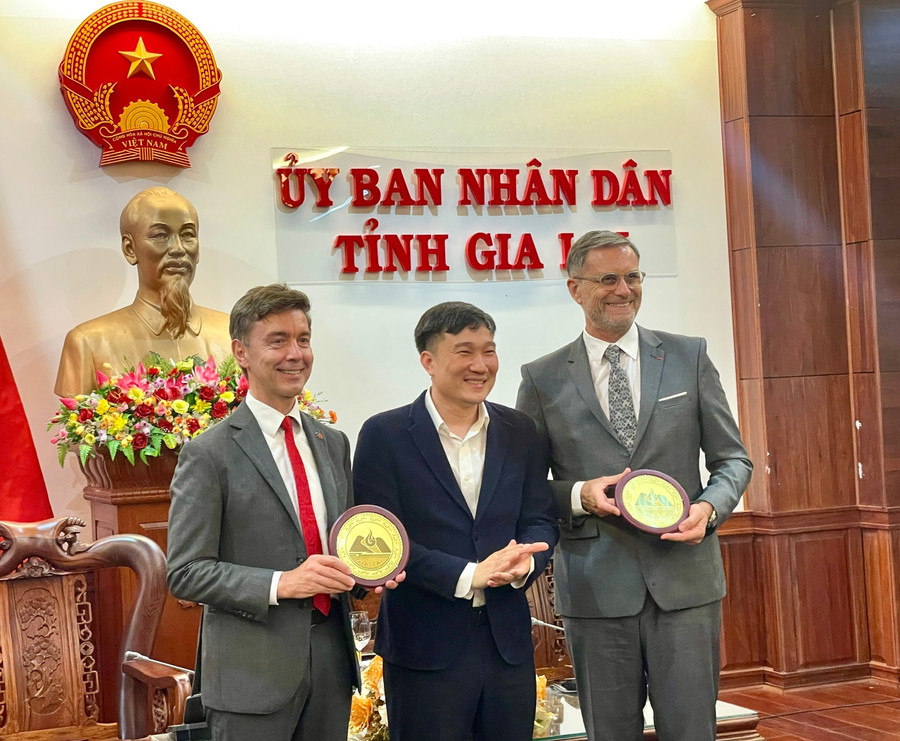 Phó Chủ tịch Thường trực UBND tỉnh Nguyễn Tuấn Anh tặng biểu trưng của tỉnh Gia Lai cho các đại sứ. Ảnh: Lam Nguyên 8e3b255f311f8441dd0e.jpg