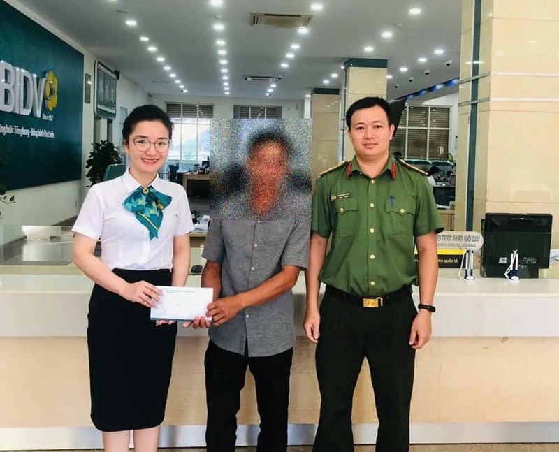 Nhờ cán bộ ngân hàng, công an giải thích thủ đoạn kẻ lừa đảo, anh P may mắn nhận lại được tài sản. Ảnh: Đinh Văn Sơn 1