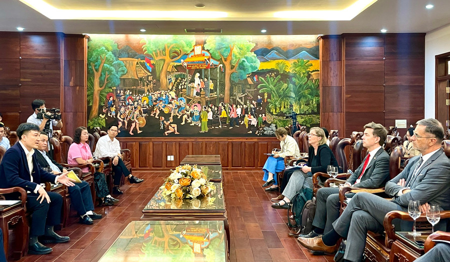 Phó Chủ tịch Thường trực UBND tỉnh Nguyễn Tuấn Anh (trái) chủ trì buổi tiếp, làm việc với đoàn công tác. Ảnh: Lam Nguyên a45e3c0d204d9513cc5c.jpg