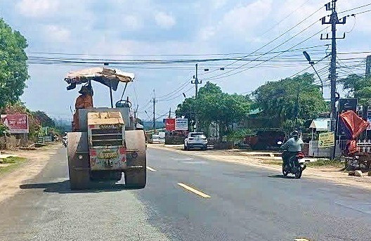 Công ty cổ phần Quản lý và sửa chữa đường bộ Gia Lai thi công láng nhựa các vị trí nứt tại Km 1579+670 đường Hồ Chí Minh nhằm đảm bảo an toàn giao thông trong mùa mưa. Ảnh: M.P a496576df12844761d39.jpg