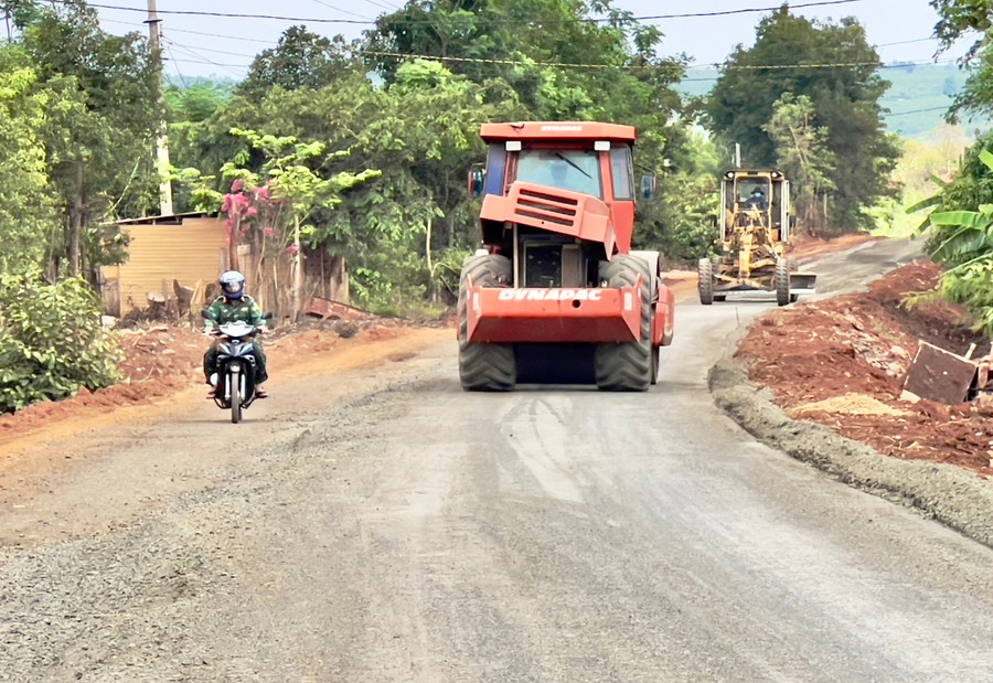 Gói thầu đường liên huyện Mang Yang-Ia Pa đoạn qua địa bàn xã Lơ Pang (huyện Mang Yang) đang được các nhà thầu triển khai thi công. Ảnh: Minh Phương aaaaaa.jpg