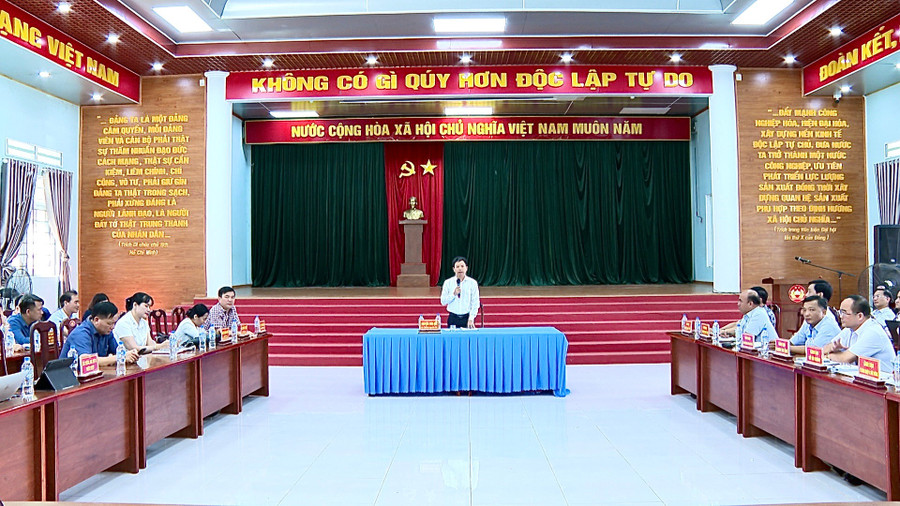Phó Chủ tịch UBND tỉnh Nguyễn Hữu Quế thông báo việc thanh tra toàn diện Công ty cổ phần Cà phê Gia Lai đến với các hộ dân. Ảnh: Viễn Khánh anh-que.jpg