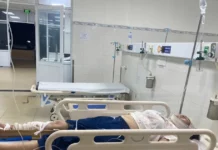 Đứng xem vá lốp, người phụ nữ bị xe máy tông gây chấn thương sọ não