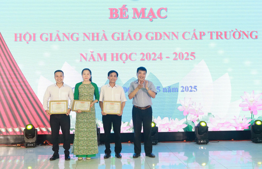 Ban tổ chức trao giải nhất cho các thí sinh. Ảnh: Nguyễn Thảo ban-to-chuc-trao-giay-khen-cho-cac-nha-giao-dat-giai-nhat-tai-hoi-giang-nha-giao-gdnn-nam-2025.jpg