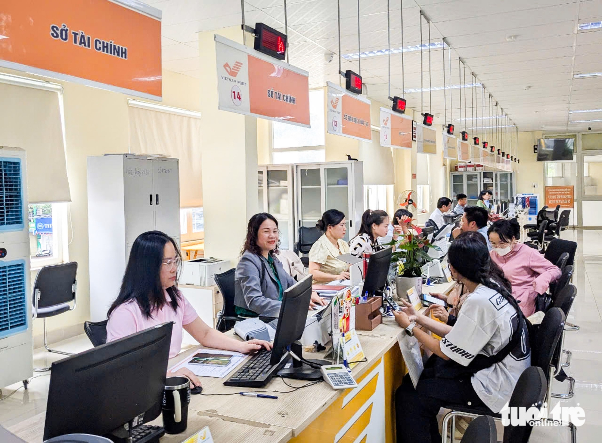 Cán bộ Trung tâm Phục vụ hành chính công tỉnh Gia Lai giải quyết thủ tục hành chính cho người dân - Ảnh: TẤN LỰC ảnh 01