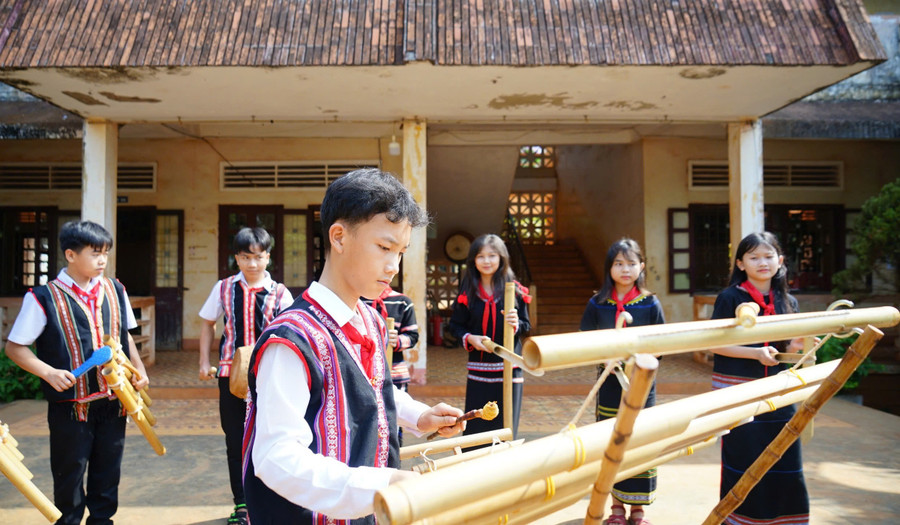 cac-thanh-vien-cau-lac-bo-dan-trung-cua-truong-thcs-dan-toc-noi-tru-huyen-chu-prong-trinh-dien-bai-dan-ca-tu-dan-trung-anh-nt.jpg